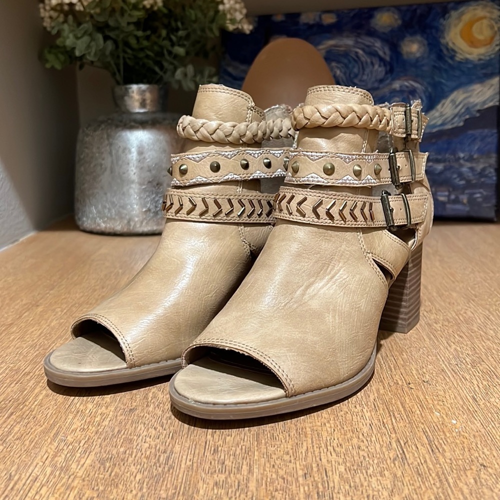 Sugar booties with buckle detail